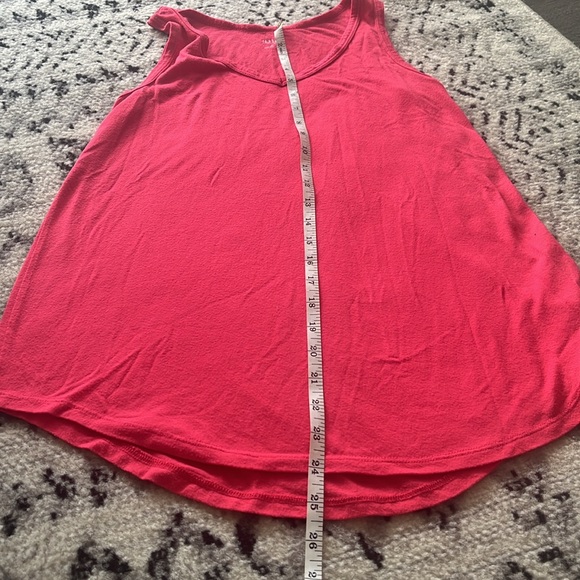 V Neck High-Low Tank - Picture 4 of 6